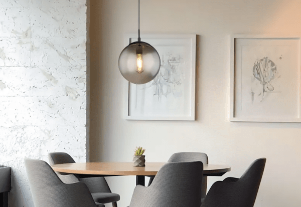 Blama Ø25 Røgfarvet loftslampe Fra Globo Lighting - Lampen har et moderne sort design og en smuk r&oslash;gfarvet glassk&aelig;rm, der giver et bl&oslash;dt og behageligt sk&aelig;r.