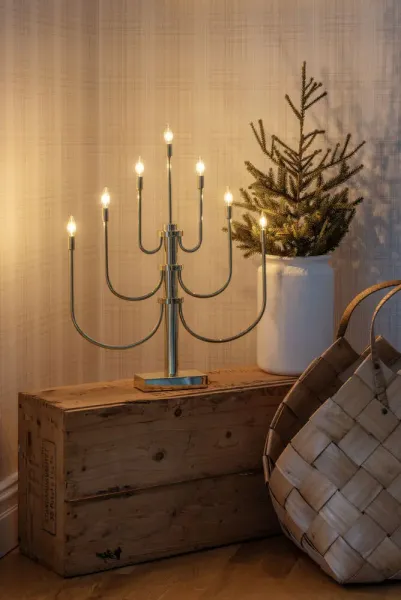 Candelabra 7 Lights Messing Fra Konstsmide - Det elegante, klassiske design med syv lys og smukt buede arme giver en luksuri&oslash;s f&oslash;lelse til dit hjem.