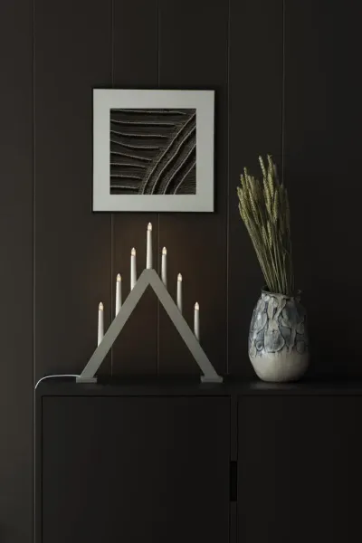Candelabra 7 Lights Grå Fra Konstsmide - Den klassiske pyramideform er kombineret med et minimalistisk design, hvilket g&oslash;r den til en perfekt indretningsdetalje i b&aring;de traditionelle og moderne hjem.