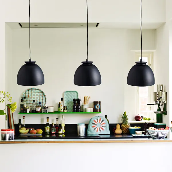 Bloom Ø23 Sort loftslampe Fra Superliving - Med bløde former og et enkelt design passer denne lampe perfekt over køkkenet eller spisebordet.