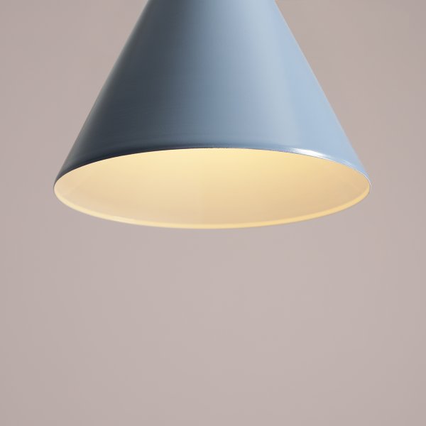 Form Ø24 Blå loftslampe Fra Artera - Denne minimalistiske pendel med sin elegante kegleformede skærm i en subtil bl&aring; ton er det perfekte valg til dig, der ønsker et stilrent og moderne look i dit hjem.