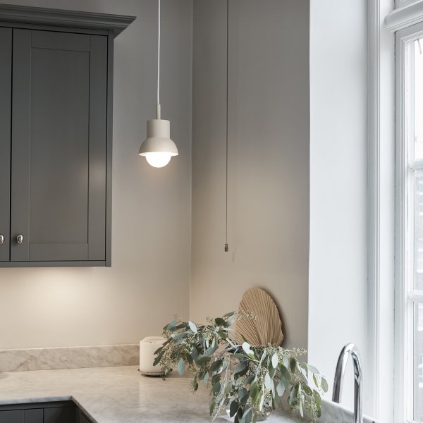 Down Ø15 Lys beige loftslampe Fra CO Bankeryd - Down 15 loftlampen har et ungdommeligt og tidssvarende design, der med sit stemningsfulde lys passer perfekt over spisebordet.