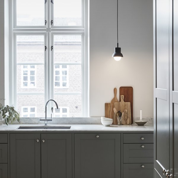 Down Ø15 Antracit loftslampe Fra CO Bankeryd - Down 15 loftslampe har et ungdommeligt og tidssvarende design, som med sit stemningsfulde lys passer perfekt over spisebordet.