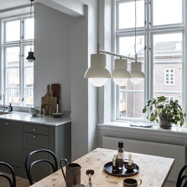Down Long 82cm Lys beige loftslampe Fra CO Bankeryd - Down Long loftslampen har et ungdommeligt og skandinavisk design, som med sit atmosfæriske lys passer perfekt over spisebordet, da den oplyser hjemmets omdrejningspunkt.