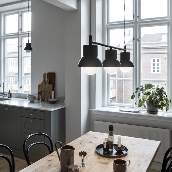 Down Long 82cm Antracit loftslampe Fra CO Bankeryd - Down Long loftslampen har et ungdommeligt og skandinavisk design, som med sit atmosfæriske lys passer perfekt over spisebordet, da den oplyser hjemmets omdrejningspunkt.