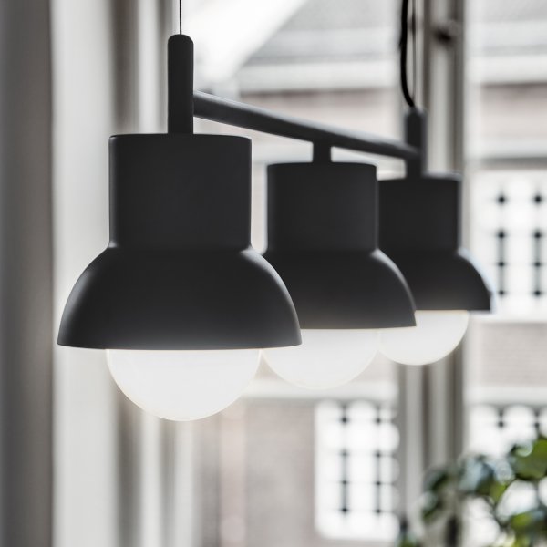 Down Long 82cm Antracit loftslampe Fra CO Bankeryd - Down Long loftslampen har et ungdommeligt og skandinavisk design, som med sit atmosfæriske lys passer perfekt over spisebordet, da den oplyser hjemmets omdrejningspunkt.