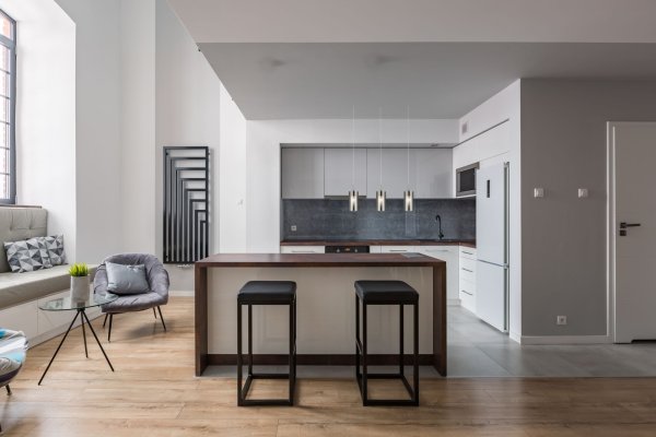 Duo 70cm Røgfarvet loftslampe Fra Searchlight - Duo pendel i krom med tre pærer og dobbeltcylindrede glasskærme giver et moderne og stilrent indtryk i køkkenet eller spisestuen, perfekt placeret over et køkken.