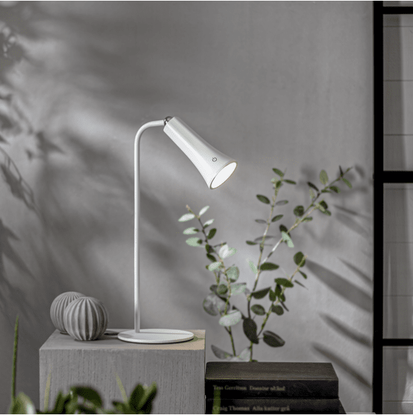 Functional 38cm Hvid bærbar Fra Star Trading - Lampen har en touch-funktion til justering af lysstyrke og valg af LED-farve, kølig hvid, varm hvid eller dagslys.