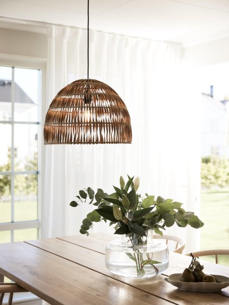 Lace Ø46 Natur loftslampe Fra PR Home - En håndlavet dekorativ loftlampe, der skaber en hyggelig atmosfære og giver et smukt skær, når den er tændt.