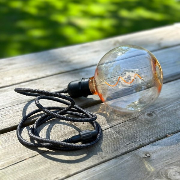 Deco bulb XL Årgang Fra Lightson - Et fleksibelt og prisbilligt 12-volt system til din have, som du nemt selv installerer og senere kan bygge videre på, op til 50 meter, hvis du ønsker det.