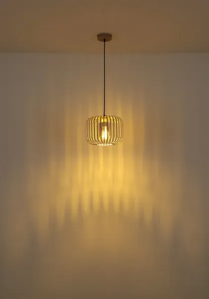 Alfred Ø28 Sand loftslampe Fra Globo Lighting - Den &auml;r tillverkad av sandf&auml;rgad matt metall och har en mjukt rundad metalln&auml;tssk&auml;rm med en inre glascylinder, som skapar ett elegant och luftigt uttryck.