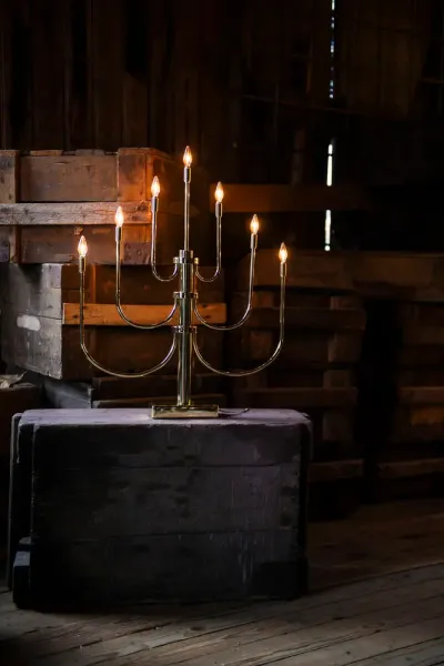 Candelabra 7 Lights Messing Fra Konstsmide - Det elegante, klassiske design med syv lys og smukt buede arme giver en luksuri&oslash;s f&oslash;lelse til dit hjem.