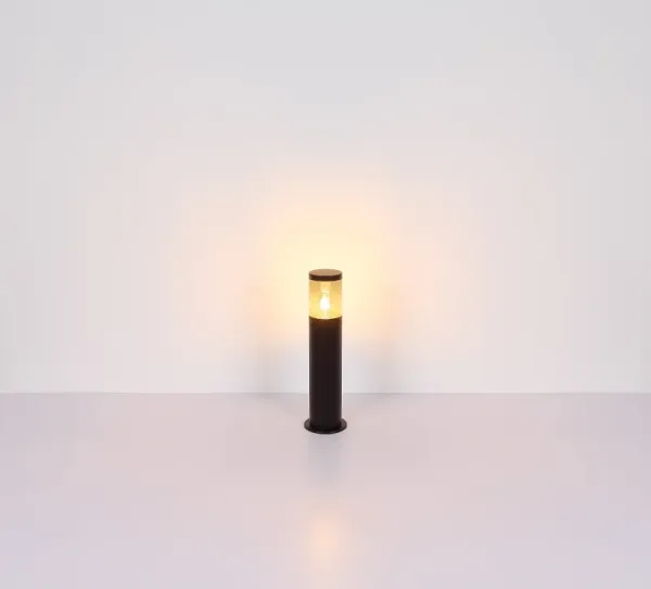 Xeloo 50cm Sort pullerter Fra Globo Lighting - Tillverkad i rostfritt st&aring;l med en r&ouml;kf&auml;rgad plastsk&auml;rm ger den ett mjukt och behagligt ljus.