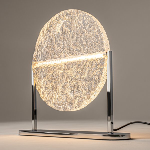 Mangata 30cm Gennemsigtig bordlampe Fra Maytoni - Lampen er udstyret med en lysd&aelig;mper p&aring; ledningen, s&aring; du nemt kan justere lysstyrken - fra stemningsfuld belysning til funktionel arbejdslampe.