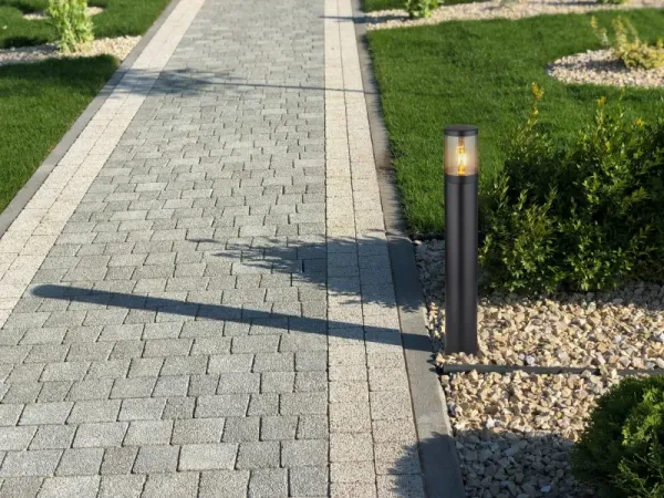 Xeloo 80cm Sort pullerter Fra Globo Lighting - Tillverkad i rostfritt st&aring;l med en r&ouml;kf&auml;rgad plastsk&auml;rm ger den ett mjukt och behagligt ljus.