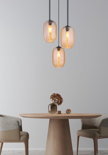 Jefrey Ø47 Rav loftslampe Fra Globo Lighting - Denna eleganta taklampa har en rund form och &auml;r utrustad med tre rundade glaskupor i varm b&auml;rnstensf&auml;rg.