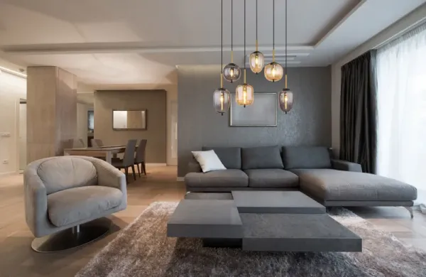 Blacky 80cm Rav loftslampe Fra Globo Lighting - De sex r&ouml;k- och amberf&auml;rgade glasgloberna i olika former h&auml;nger fr&aring;n en svart, rektangul&auml;r takplatta och kan justeras upp till 120 cm fr&aring;n taket.