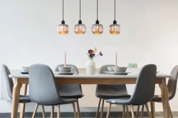 Tom 80cm Røgfarvet loftslampe Fra Globo Lighting - Den mattsvarta metallen ger ett modernt uttryck och passar perfekt in i olika inredningsstilar.