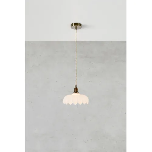 Kurage Ø25 Hvid loftslampe Fra Markslöjd - Lampen er i en m&aelig;lkehvid frostet farve og har en lampefod i messing.