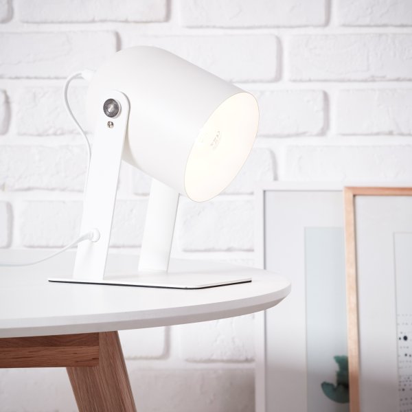 Yan 24cm Hvid bordlampe Fra Brilliant - Den er udstyret med en praktisk afbryder på ledningen, og kablet er omkring 1,5 meter langt.