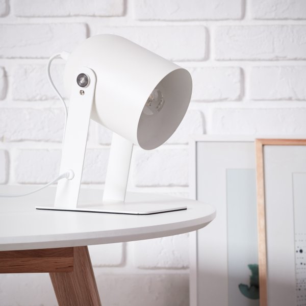 Yan 24cm Hvid bordlampe Fra Brilliant - Den er udstyret med en praktisk afbryder på ledningen, og kablet er omkring 1,5 meter langt.