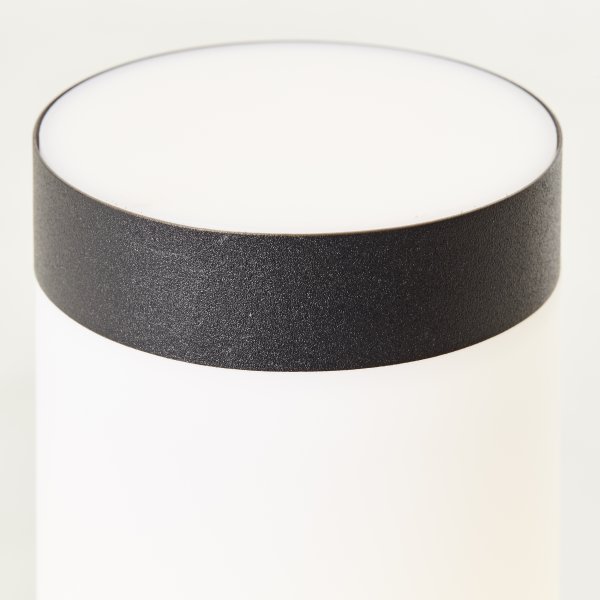 Dody 45cm Sort pullerter Fra Brilliant - Den mindre Dody pullert er velegnet til brug på; små vægge, terrasser eller i det udendørs område, hvor der allerede findes en base.