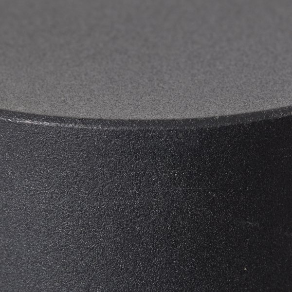 Dody 40cm Sort pullerter Fra Brilliant - Udløbspullerten har en IP44-klassificering, hvilket betyder, at den er beskyttet mod stænkvand og er velegnet til udendørs brug selv i mindre beskyttede miljøer.