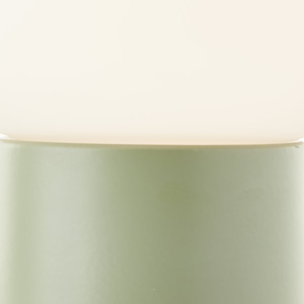 Camille 20cm Grøn bordlampe Fra Brilliant - Med en diameter på 17 cm og en højde på 20 cm er Camille både praktisk og dekorativ.