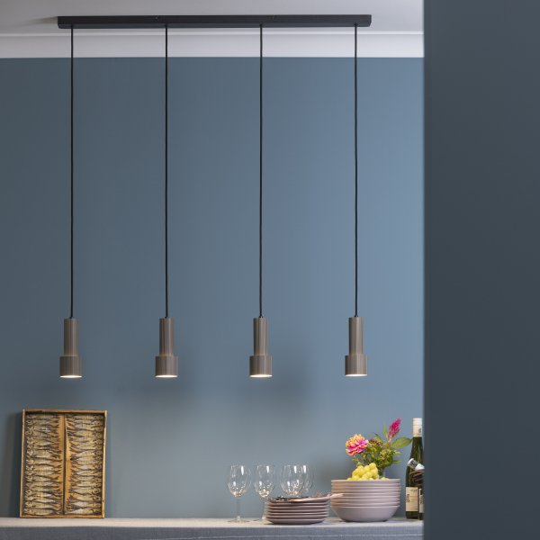 Cadiz 98cm Bronze loftslampe Fra Brilliant - Pendellængden kan justeres, så den passer til forskellige rumhøjder, og lampen monteres nemt i loftet.