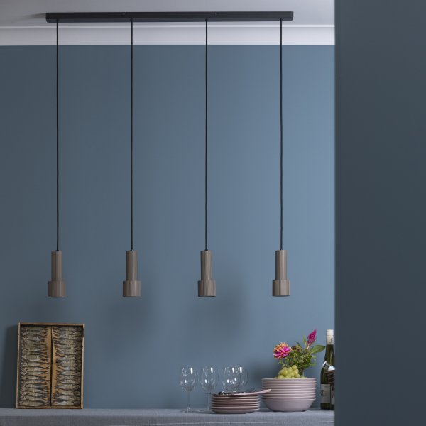 Cadiz 98cm Bronze loftslampe Fra Brilliant - Pendellængden kan justeres, så den passer til forskellige rumhøjder, og lampen monteres nemt i loftet.