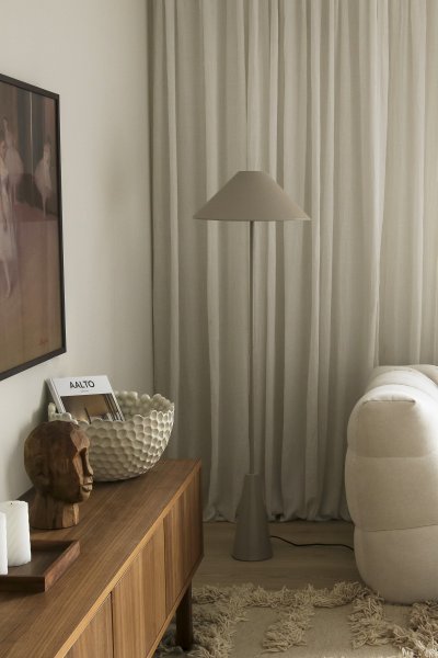 Cannes Beige gulvlampe Fra Globen Lighting - Cannes gulvlampen er baseret på en balance af geometriske former i et minimalistisk og stilfuldt design, der passer ind i mange miljøer.