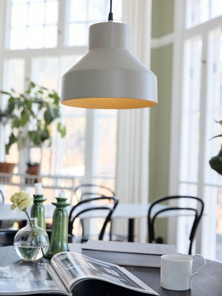 Solo Ø26 Beige loftslampe Fra PR Home - Loftslampe Solo er en mindre loftslampe i metal.