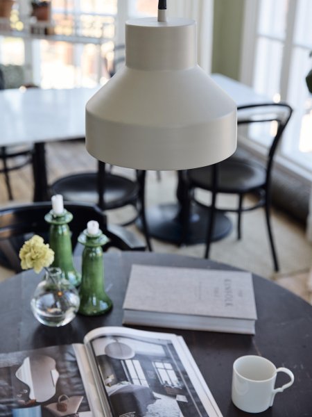 Solo Ø26 Beige loftslampe Fra PR Home - Loftslampe Solo er en mindre loftslampe i metal.