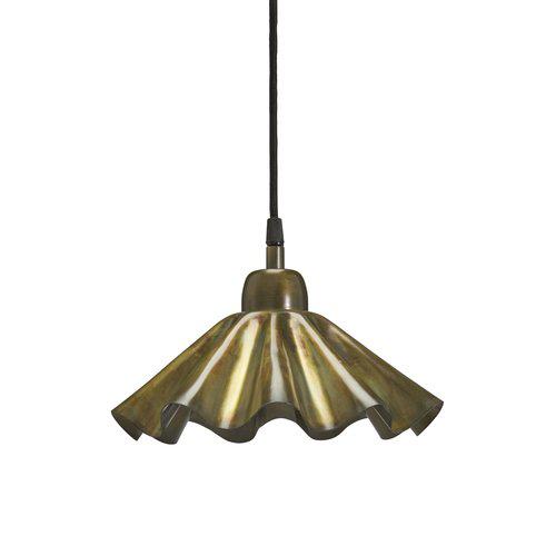 Aira Ø25 Guld vindueslampe Fra PR Home - Aira vindueslampen i oliebehandlet finish er en mindre loftslampe med en organisk buet metalskærm, der kombinerer rustik stil med moderne design.