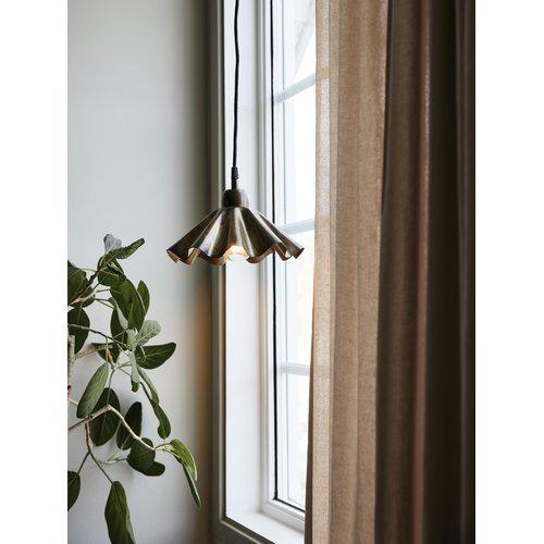 Aira Ø25 Guld vindueslampe Fra PR Home - Aira vindueslampen i oliebehandlet finish er en mindre loftslampe med en organisk buet metalskærm, der kombinerer rustik stil med moderne design.