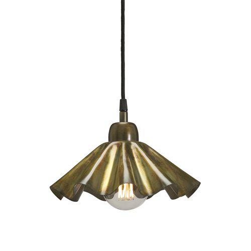 Aira Ø25 Guld vindueslampe Fra PR Home - Aira vindueslampen i oliebehandlet finish er en mindre loftslampe med en organisk buet metalskærm, der kombinerer rustik stil med moderne design.