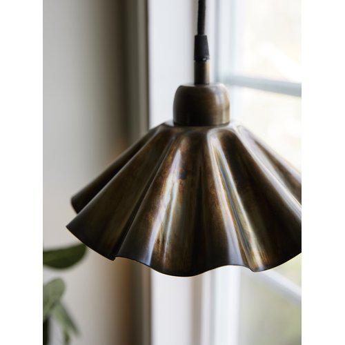 Aira Ø25 Guld vindueslampe Fra PR Home - Aira vindueslampen i oliebehandlet finish er en mindre loftslampe med en organisk buet metalskærm, der kombinerer rustik stil med moderne design.
