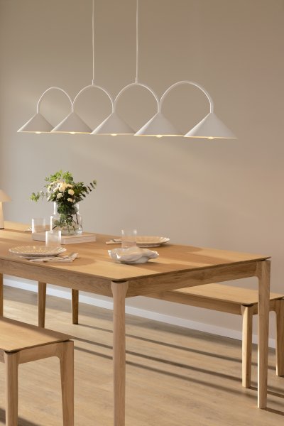 Curve 165cm Hvid loftslampe Fra Globen Lighting - Pendlen er lavet af matlakeret metal med fem skærme og leveres med to 200 cm tekstilledninger og en matchende baldakin.