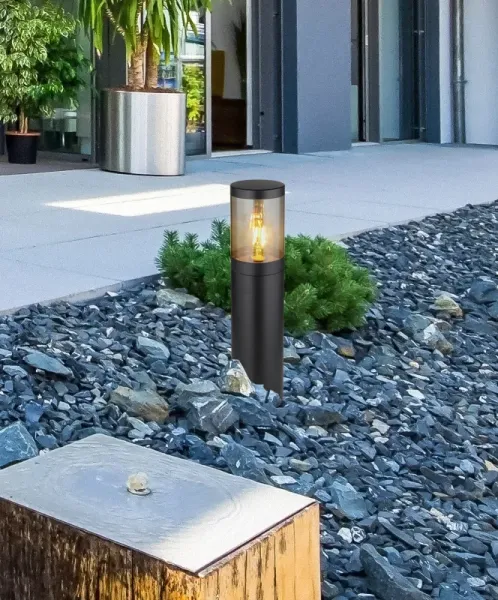 Xeloo 50cm Sort pullerter Fra Globo Lighting - Tillverkad i rostfritt st&aring;l med en r&ouml;kf&auml;rgad plastsk&auml;rm ger den ett mjukt och behagligt ljus.