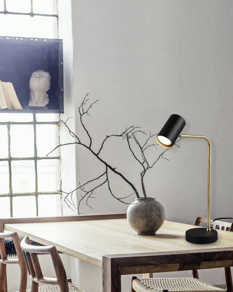 Marley 45cm Mat messing skrivebordslampe Fra Trio Lighting - Den moderne kombination af mat sort og mat messing giver stilfulde kontraster og fremhæver interiøret.