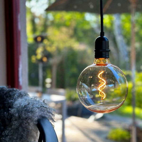 Deco bulb XL Årgang Fra Lightson - Et fleksibelt og prisbilligt 12-volt system til din have, som du nemt selv installerer og senere kan bygge videre på, op til 50 meter, hvis du ønsker det.