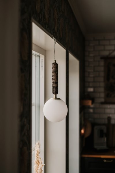 Torrano Ø15 Brun marmor vindueslampe Fra Globen Lighting - Sten er et naturmateriale, og marmoreringens farve og nuancer varierer og skaber et unikt mønster for hvert møbel.