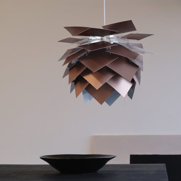 Illumin Ø45 Kobber loftslampe Fra Dyberg Larsen - Illumin fra Dyberg Larsen er en stilfuld og bæredygtig lampe, der kombinerer dansk design med funktionalitet og en bæredygtig måde at tænke på.