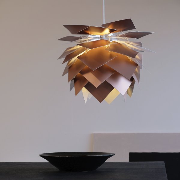 Illumin Ø45 Kobber loftslampe Fra Dyberg Larsen - Illumin fra Dyberg Larsen er en stilfuld og bæredygtig lampe, der kombinerer dansk design med funktionalitet og en bæredygtig måde at tænke på.