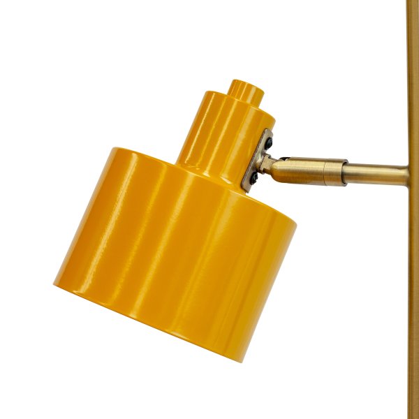 Ocean Flerfarvet gulvlampe Fra Dyberg Larsen - Ocean gulvlampe i nuancerne Curry/Messing/Turkis har en metalkonstruktion, kan vinkles op og ned og kommer med fodkontakt på bunden.