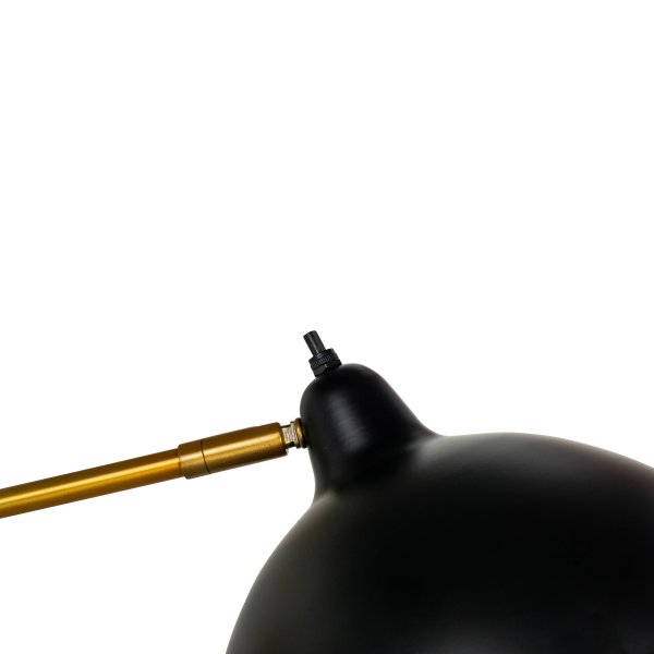 Futura Messing gulvlampe Fra Dyberg Larsen - Den sorte overflade og den antikfarvede inderside af sk&aelig;rmen spreder et varmt lys og skaber en hyggelig atmosf&aelig;re i hjemmet.