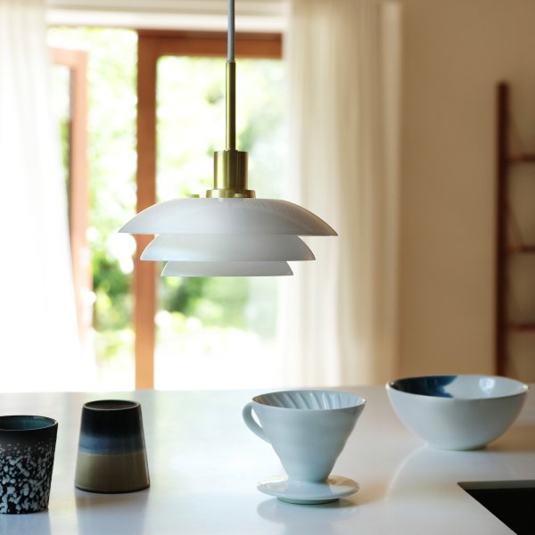 DL20 Ø20 Messing loftslampe Fra Dyberg Larsen - Vedhænget kommer med en 3m hvid tekstilsnor og har et klassisk og moderne design med mundblæst glas.