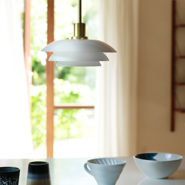 DL20 Ø20 Messing loftslampe Fra Dyberg Larsen - Vedhænget kommer med en 3m hvid tekstilsnor og har et klassisk og moderne design med mundblæst glas.