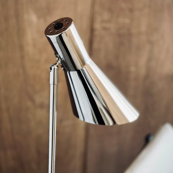 DL12 Chrom gulvlampe Fra Dyberg Larsen - DL12 golvlampa i krom kombinerar funktionalitet med en elegant och modern design.