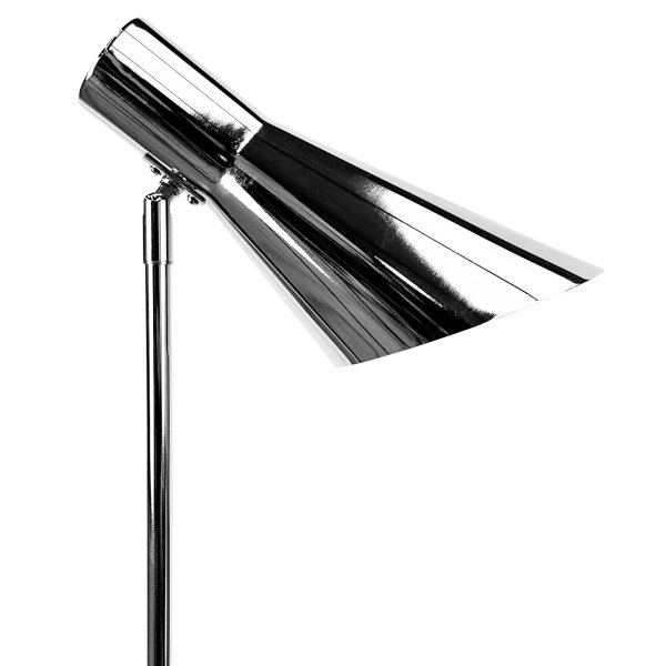 DL12 Chrom gulvlampe Fra Dyberg Larsen - DL12 golvlampa i krom kombinerar funktionalitet med en elegant och modern design.